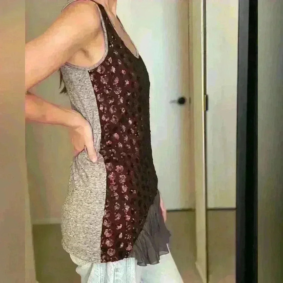 Unique elongated sequence top from a European luxury brand - Picture 13 of 13